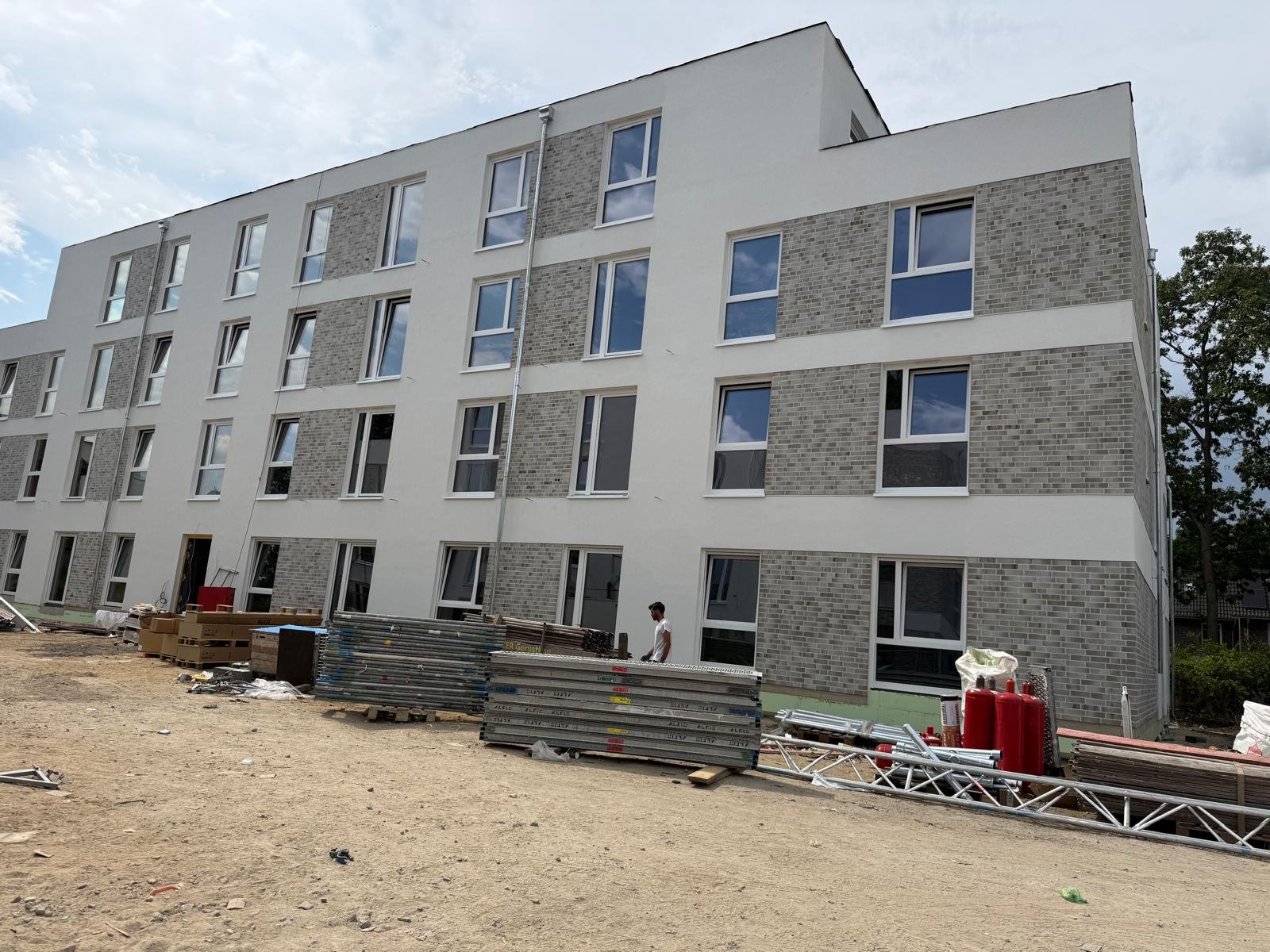 Bauarbeiter auf einer Baustelle mit Fassadengerüst