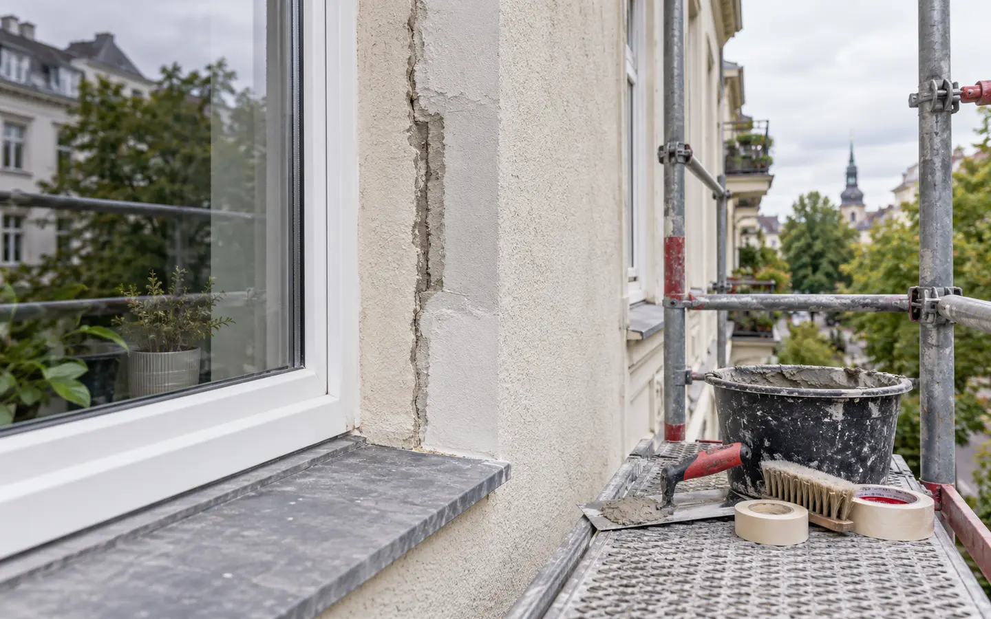 Rissreparatur an einer Altbau-Fassade auf dem Gerüst