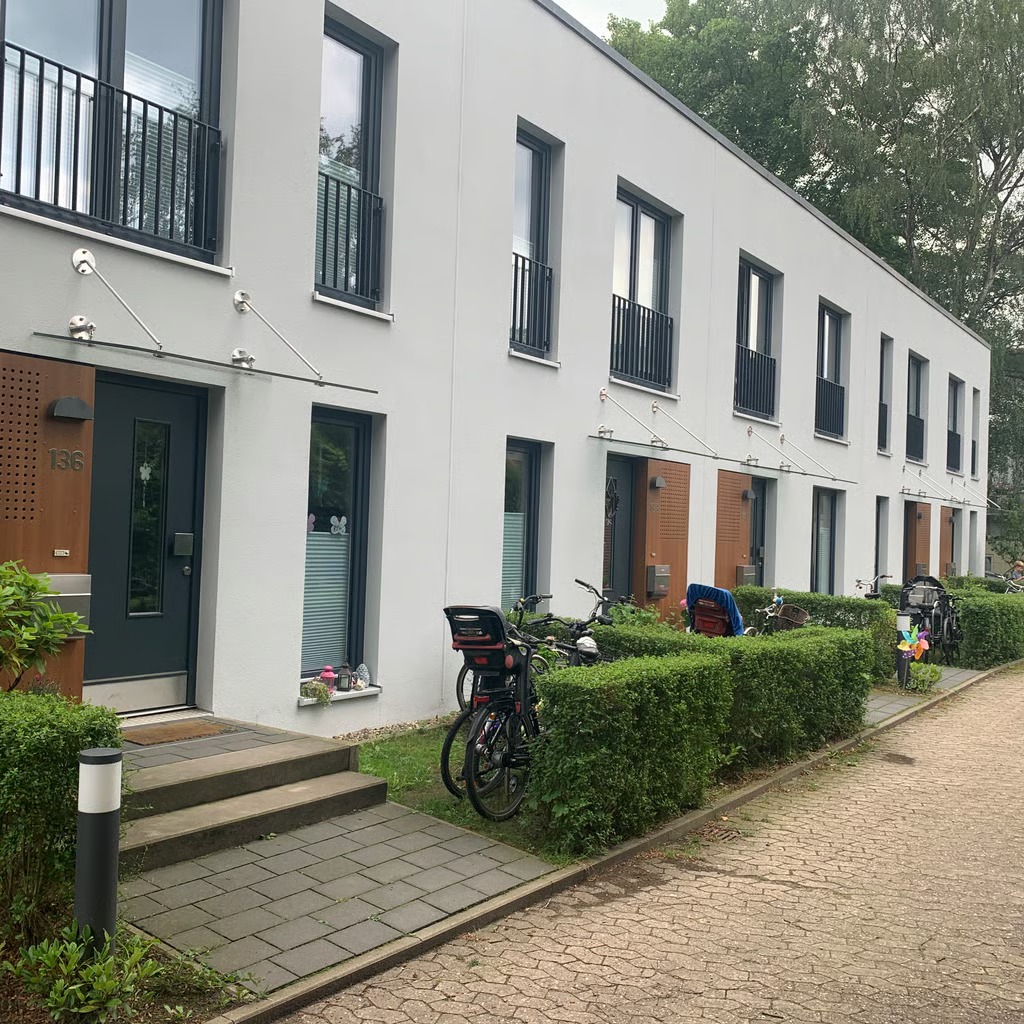 Fassade eines Mehrfamilienhauses mit zweifarbigem Klinkerriemchen und Wärmedämmung