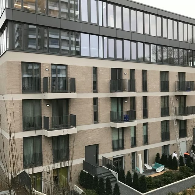 Keramisch verkleidete Fassade eines Gewerbeobjekts