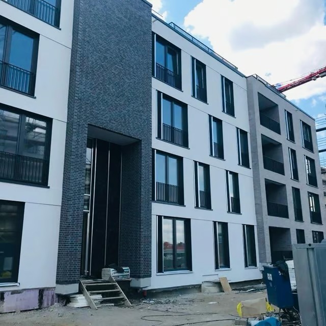 Neubau mit WDVS-Fassade und Klinkerriemchen-Pfeiler im Bauzustand